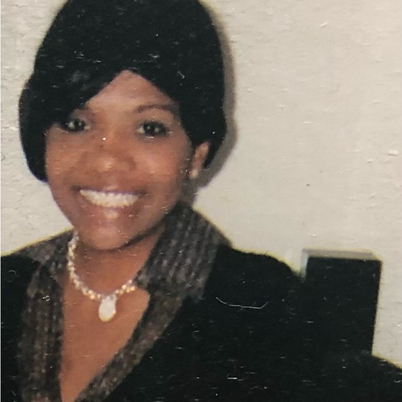 Meet your Posher, Monique “NIKI” - Picture 4 of 8